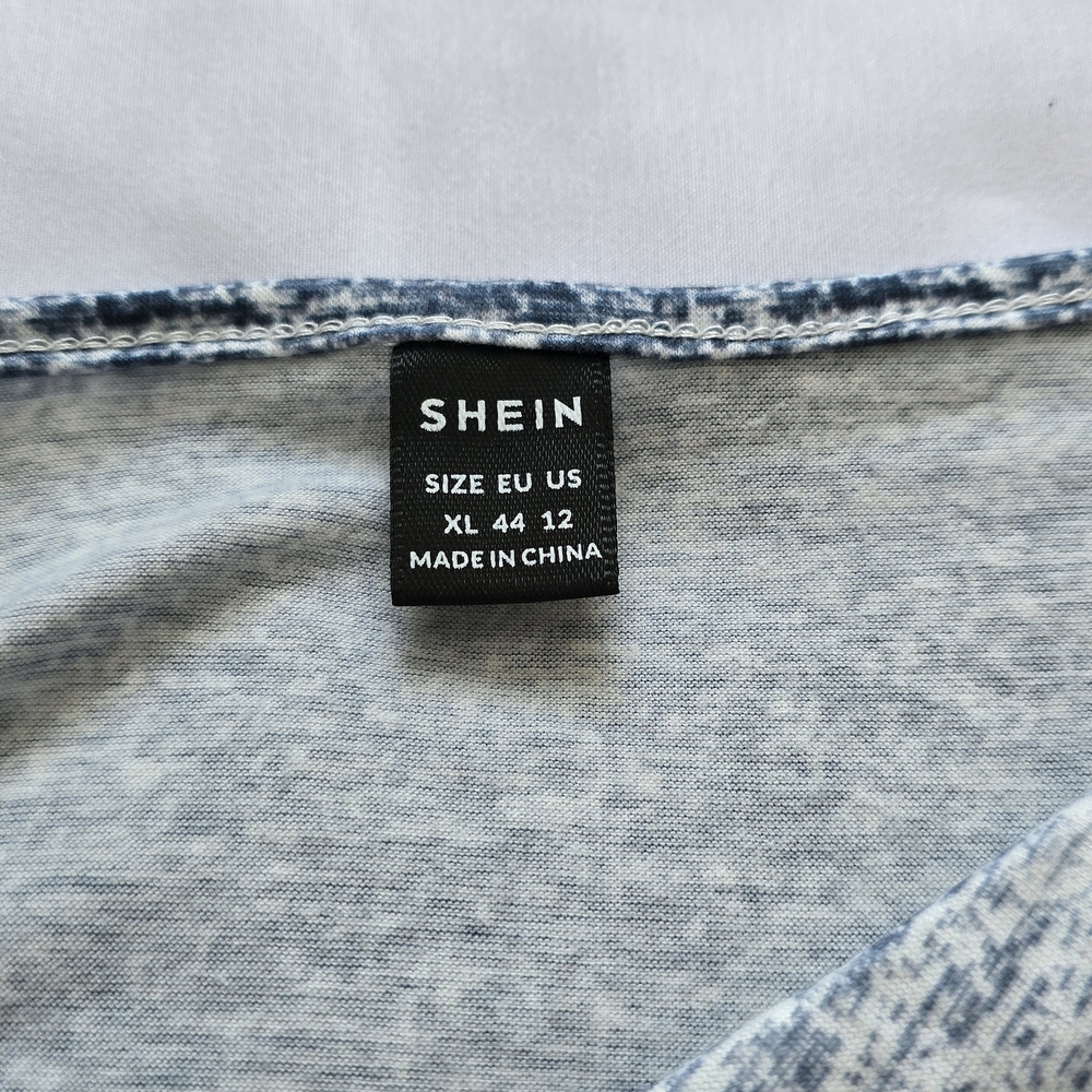 Blue and White Striped V-Neck Top Size XL - Picture 8 of 8
